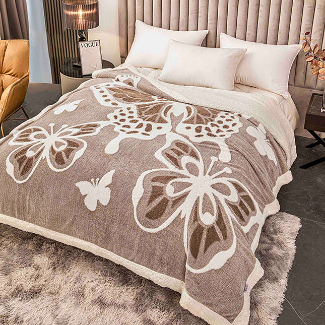 Плюшено 3D одеяло - Бежов цвят с пеперуди
